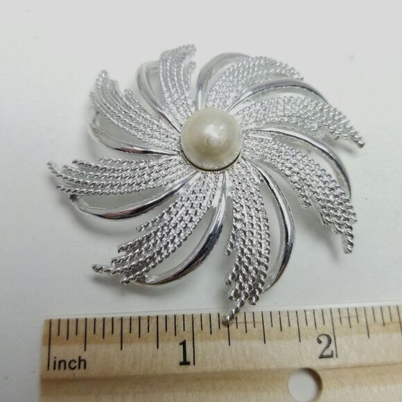 Vintage Sarah Coventry Silver Tone Flower Shape Brooch, Retro 80s Style - Picture 5 of 7